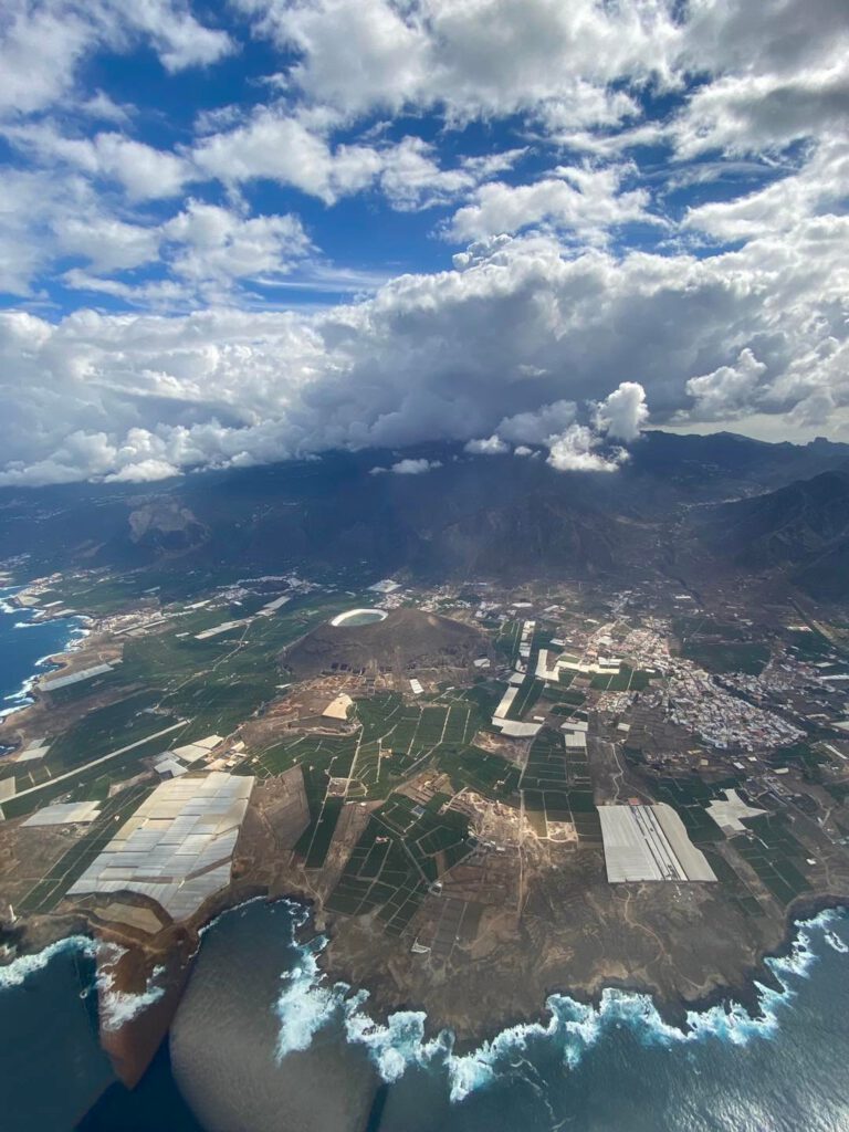 Ein Blick auf die Isla Baja. In der Region aufgrund seines guten Klimas viel Landwirtschaft betrieben. ©The Piper Pilot